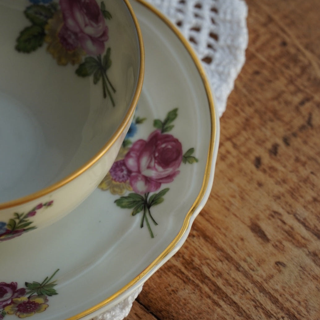 Grande tasse "Marceleine" en porcelaine de Limoges fleurie et dorée L. Bernardaud & Co