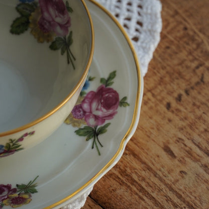 Grande tasse "Marceleine" en porcelaine de Limoges fleurie et dorée L. Bernardaud & Co