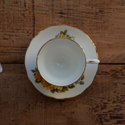 Tasse "Ellen" en porcelaine anglaise fleurie et dorée Duchess