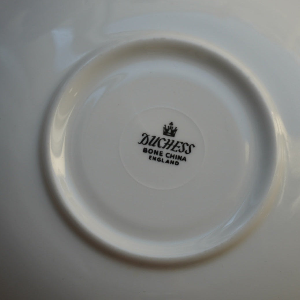 Tasse "Ellen" en porcelaine anglaise fleurie et dorée Duchess