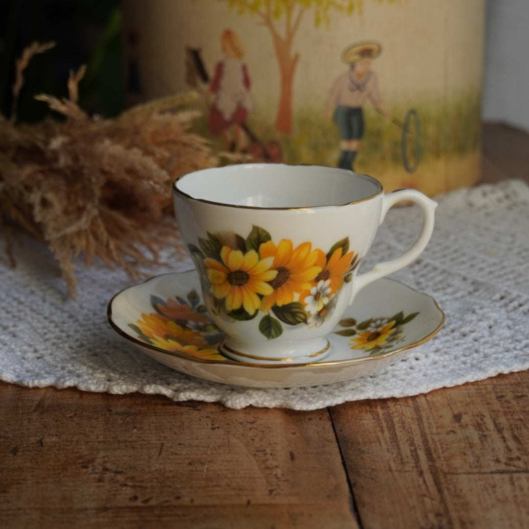 Tasse "Ellen" en porcelaine anglaise fleurie et dorée Duchess
