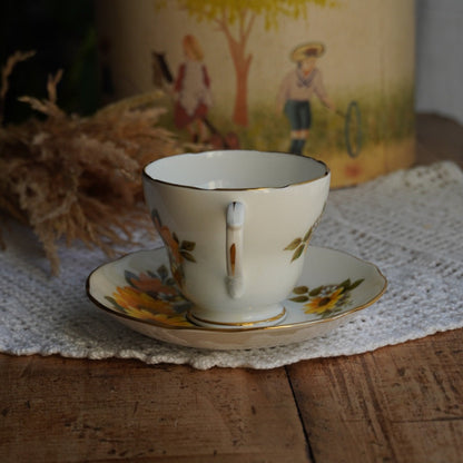 Tasse "Ellen" en porcelaine anglaise fleurie et dorée Duchess