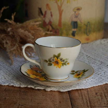 Tasse "Ellen" en porcelaine anglaise fleurie et dorée Duchess
