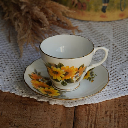 Tasse "Ellen" en porcelaine anglaise fleurie et dorée Duchess