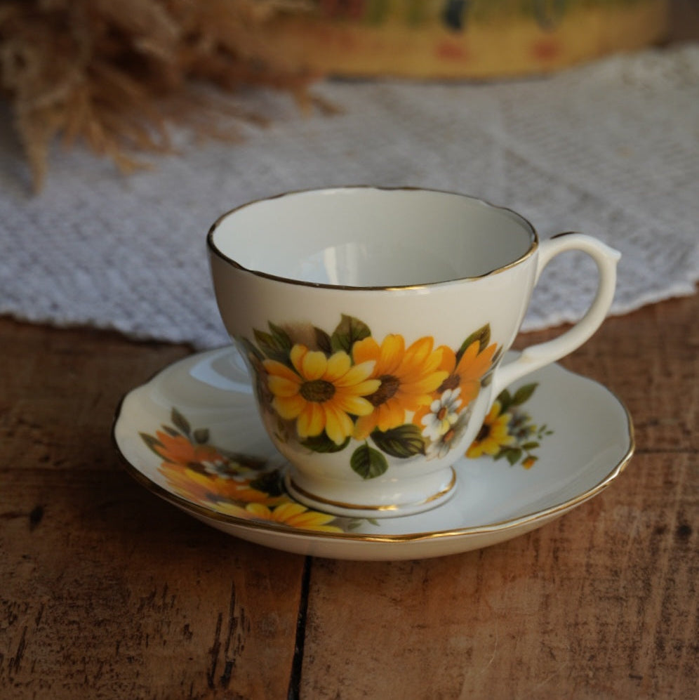 Tasse "Ellen" en porcelaine anglaise fleurie et dorée Duchess