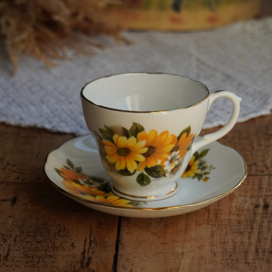 Tasse "Ellen" en porcelaine anglaise fleurie et dorée Duchess