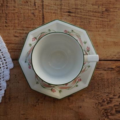 Grande tasse "Henrietta" en porcelaine anglaise en forme octogonale aux motifs floraux Johnson Brothers modèle Eternal Beau