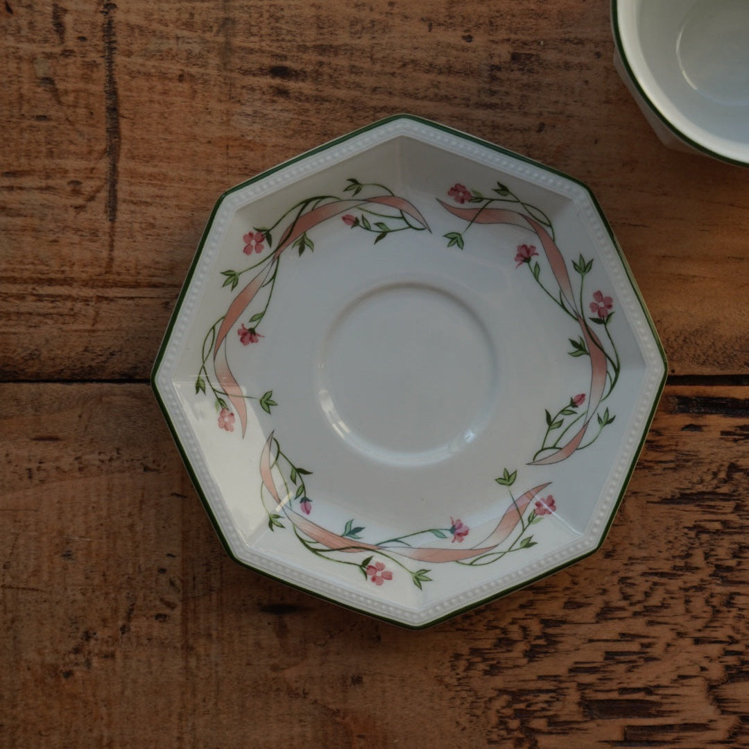 Grande tasse "Henrietta" en porcelaine anglaise en forme octogonale aux motifs floraux Johnson Brothers modèle Eternal Beau