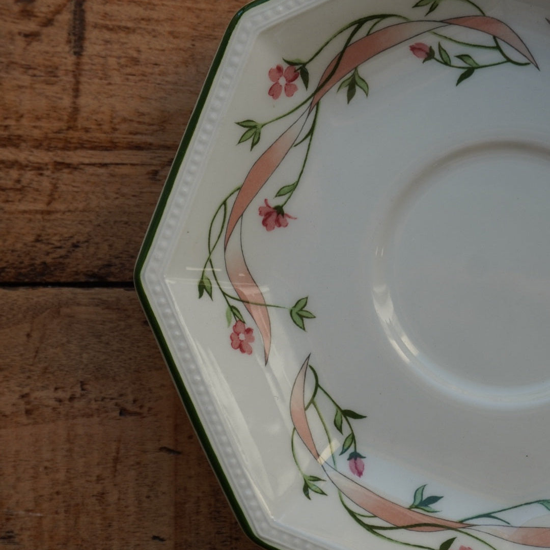 Grande tasse "Henrietta" en porcelaine anglaise en forme octogonale aux motifs floraux Johnson Brothers modèle Eternal Beau