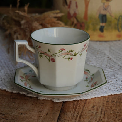 Grande tasse "Henrietta" en porcelaine anglaise en forme octogonale aux motifs floraux Johnson Brothers modèle Eternal Beau