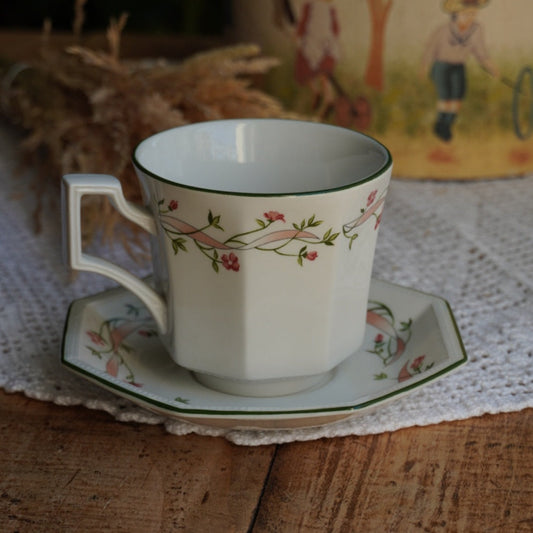 Grande tasse "Henrietta" en porcelaine anglaise en forme octogonale aux motifs floraux Johnson Brothers modèle Eternal Beau