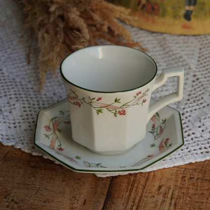 Grande tasse "Henrietta" en porcelaine anglaise en forme octogonale aux motifs floraux Johnson Brothers modèle Eternal Beau