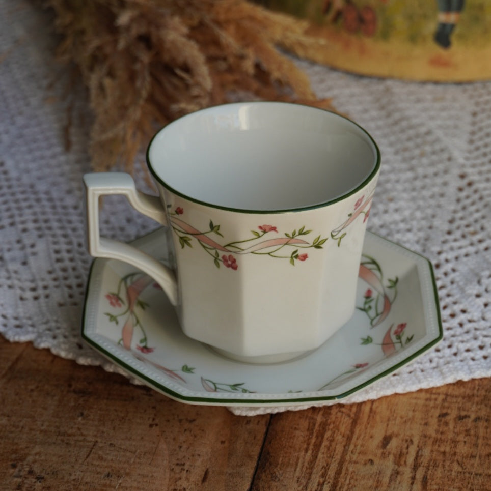 Grande tasse "Henrietta" en porcelaine anglaise en forme octogonale aux motifs floraux Johnson Brothers modèle Eternal Beau