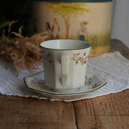 Grande tasse "Henrietta" en porcelaine anglaise en forme octogonale aux motifs floraux Johnson Brothers modèle Eternal Beau