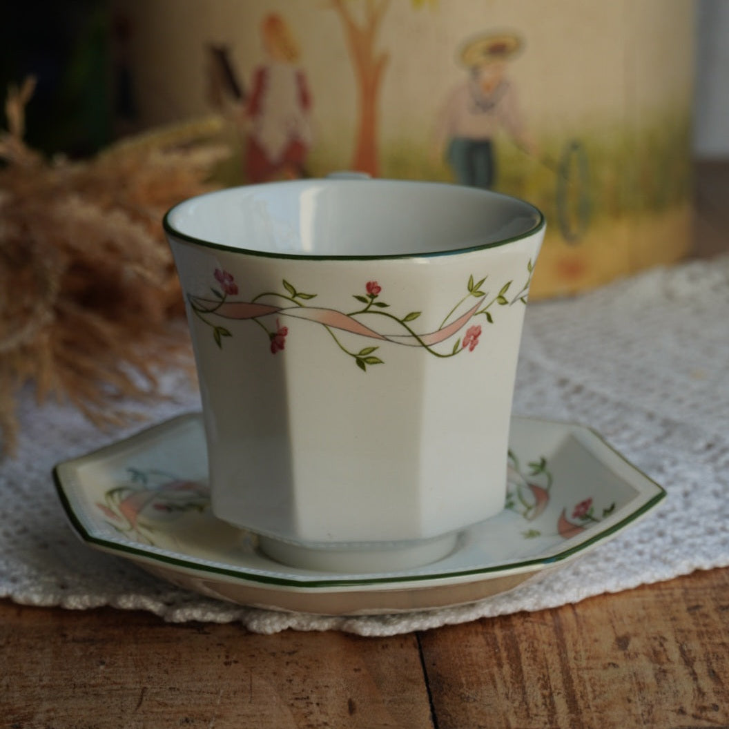 Grande tasse "Henrietta" en porcelaine anglaise en forme octogonale aux motifs floraux Johnson Brothers modèle Eternal Beau