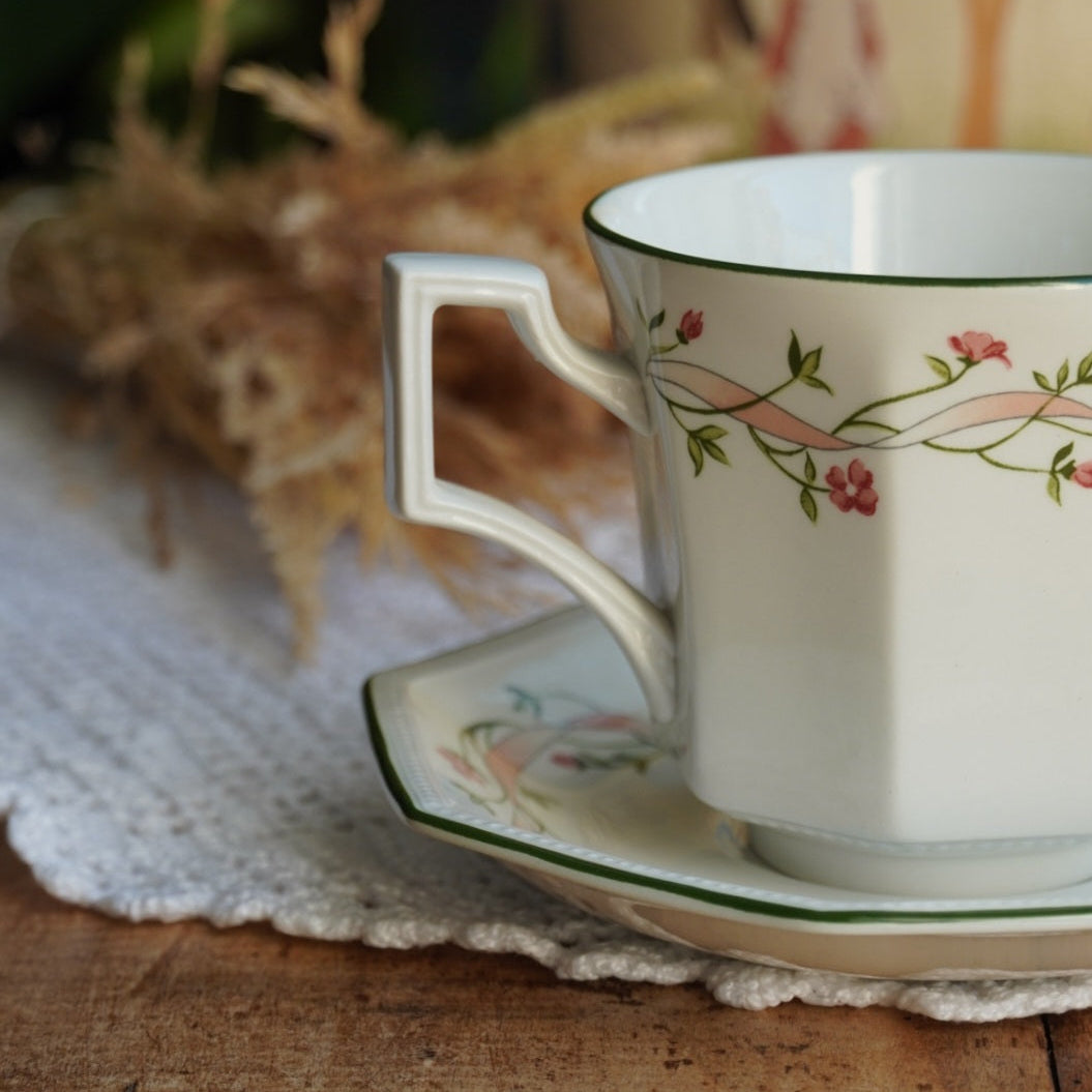 Grande tasse "Henrietta" en porcelaine anglaise en forme octogonale aux motifs floraux Johnson Brothers modèle Eternal Beau