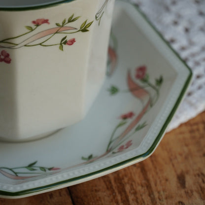 Grande tasse "Henrietta" en porcelaine anglaise en forme octogonale aux motifs floraux Johnson Brothers modèle Eternal Beau