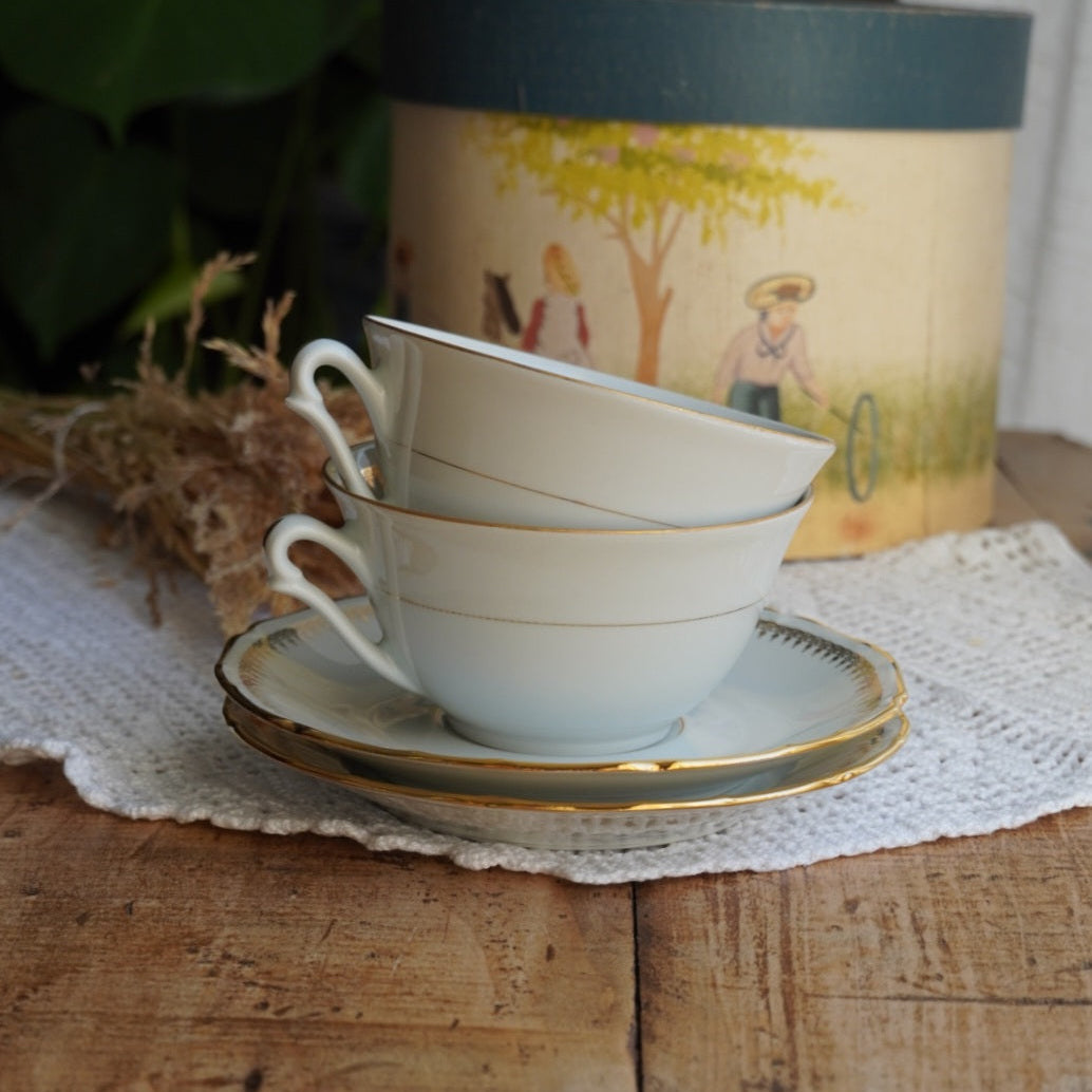 Tête-à-tête de grandes tasses "Isild" en porcelaine de Sologne blanche et dorée