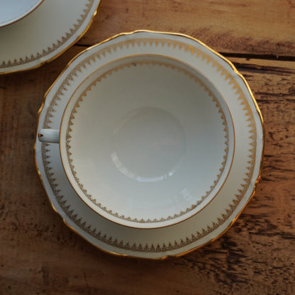 Tête-à-tête de grandes tasses "Isild" en porcelaine de Sologne blanche et dorée