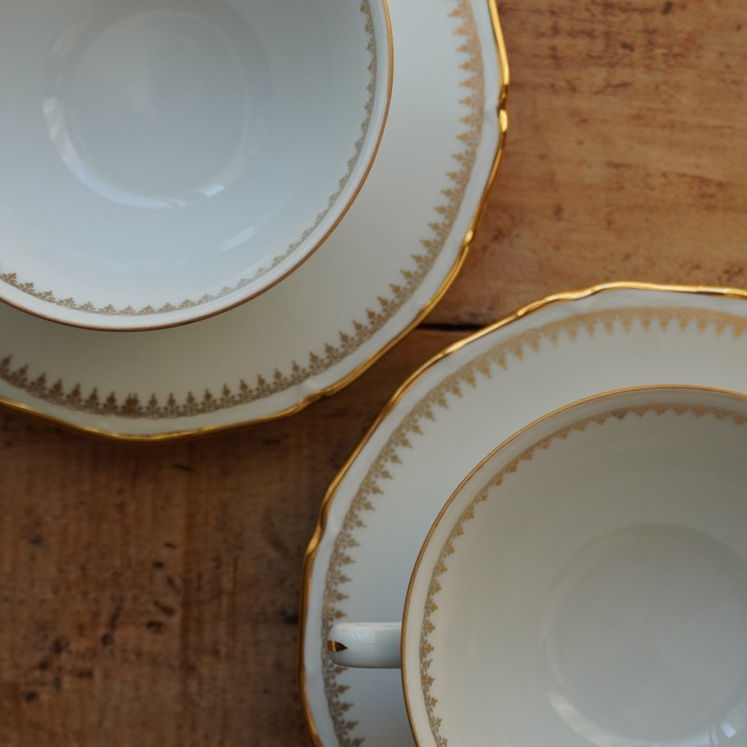 Tête-à-tête de grandes tasses "Isild" en porcelaine de Sologne blanche et dorée
