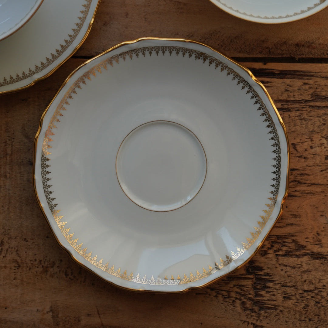 Tête-à-tête de grandes tasses "Isild" en porcelaine de Sologne blanche et dorée
