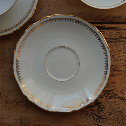 Tête-à-tête de grandes tasses "Isild" en porcelaine de Sologne blanche et dorée