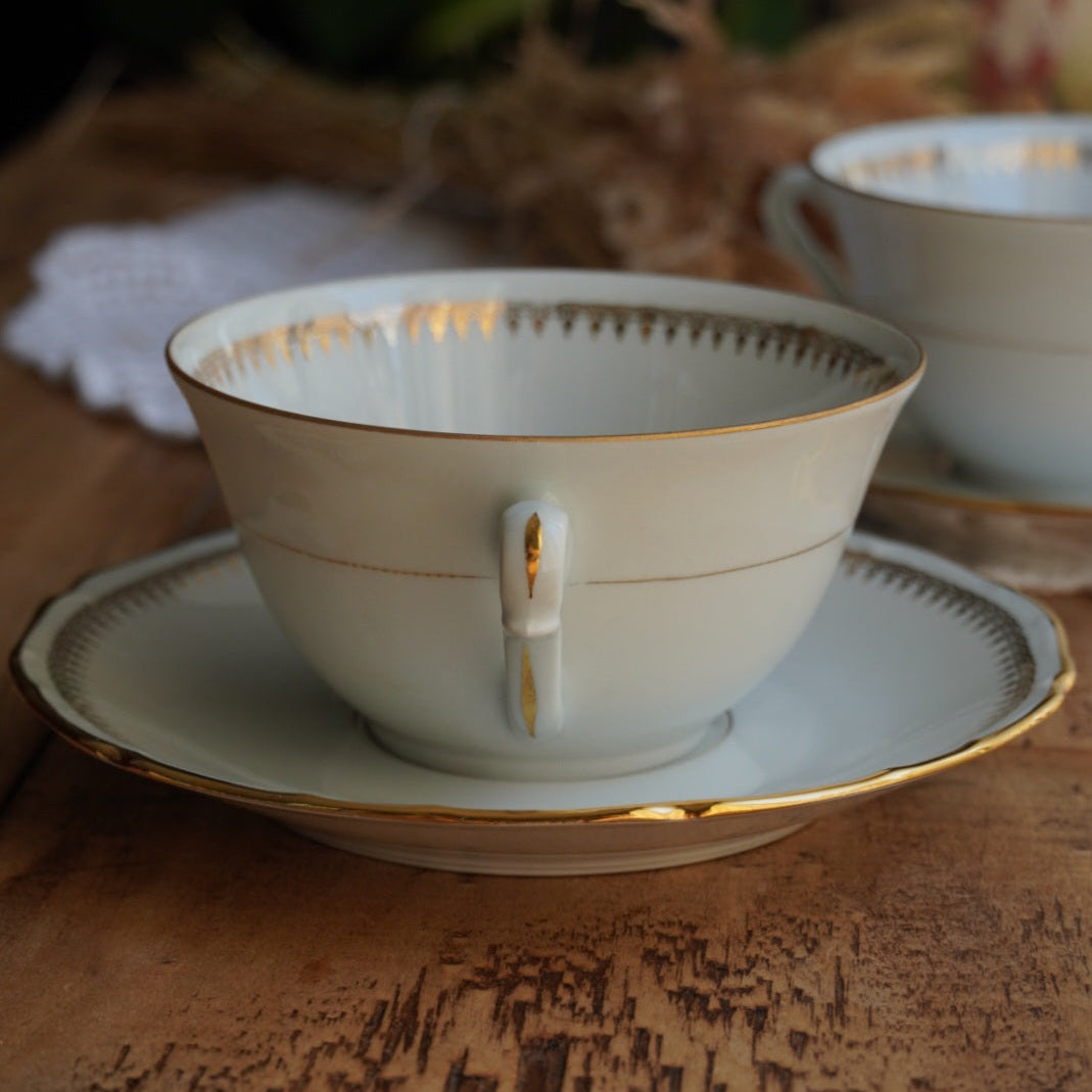 Tête-à-tête de grandes tasses "Isild" en porcelaine de Sologne blanche et dorée