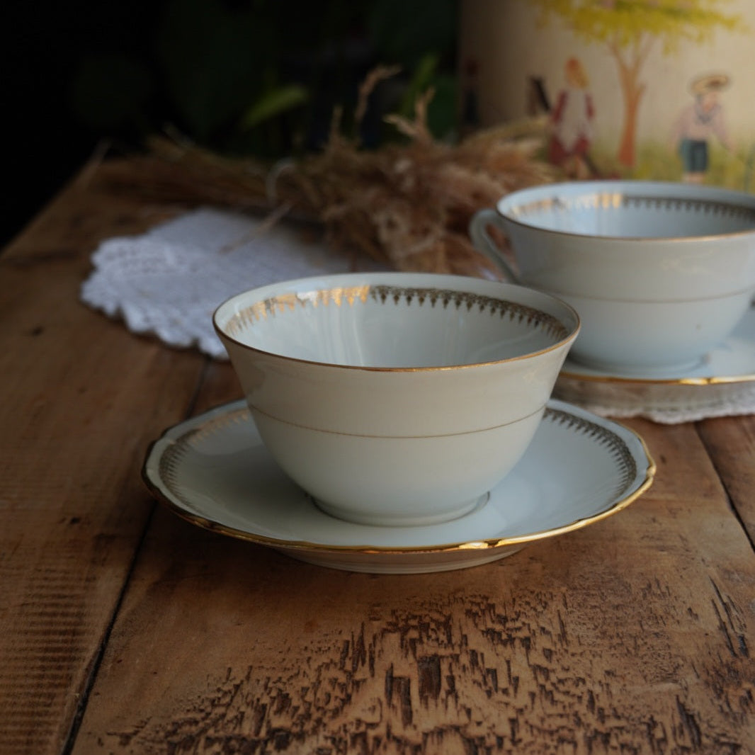 Tête-à-tête de grandes tasses "Isild" en porcelaine de Sologne blanche et dorée