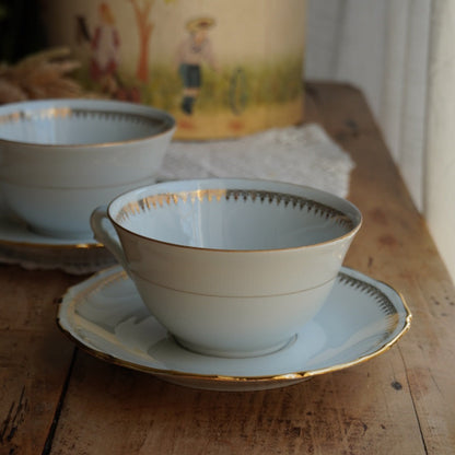Tête-à-tête de grandes tasses "Isild" en porcelaine de Sologne blanche et dorée