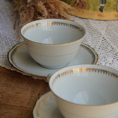 Tête-à-tête de grandes tasses "Isild" en porcelaine de Sologne blanche et dorée