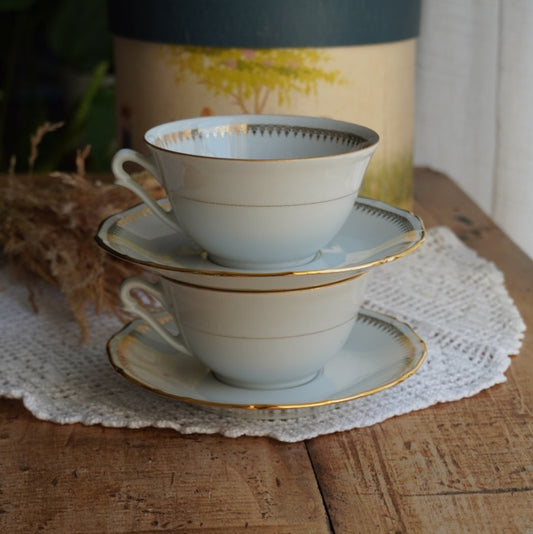 Tête-à-tête de grandes tasses "Isild" en porcelaine de Sologne blanche et dorée