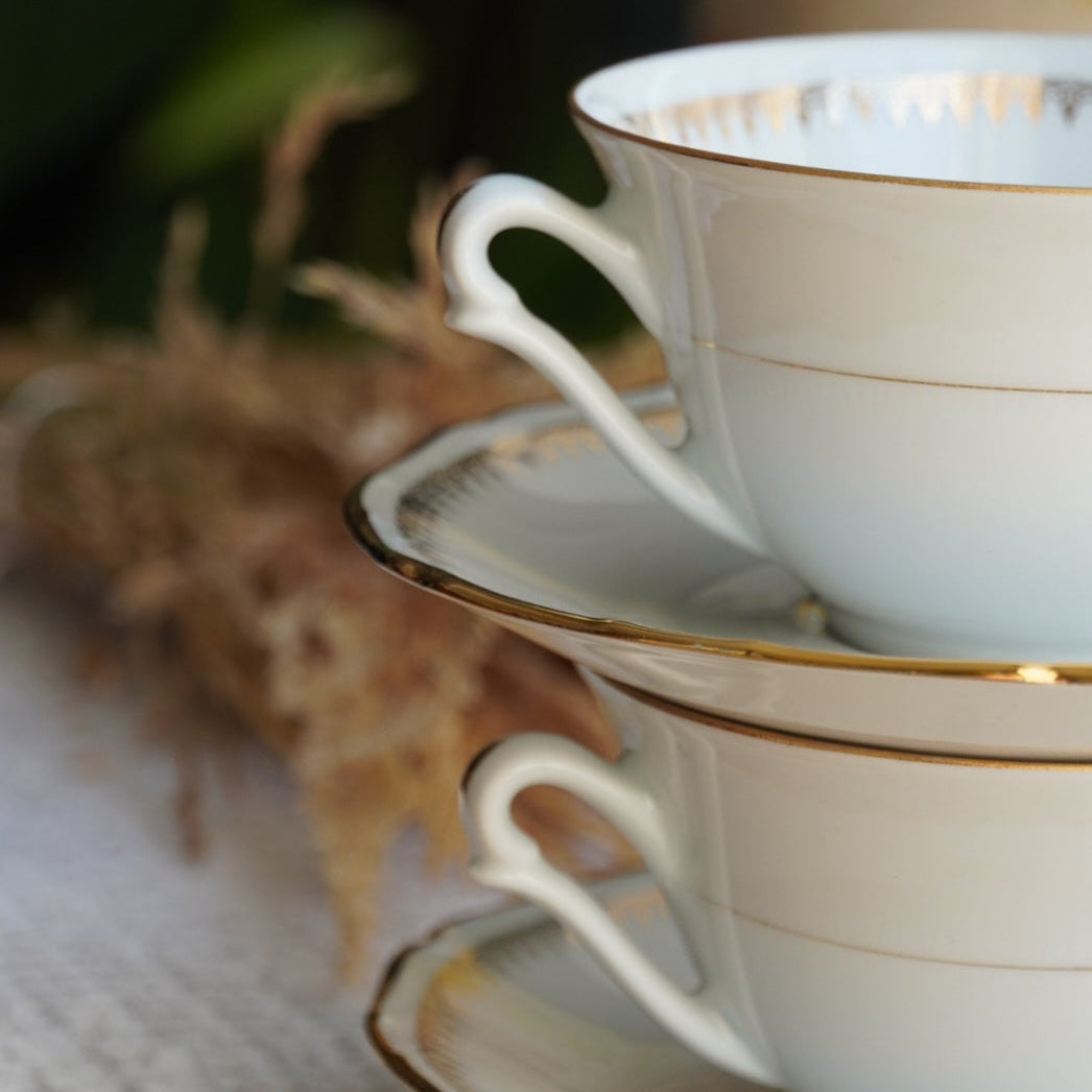 Tête-à-tête de grandes tasses "Isild" en porcelaine de Sologne blanche et dorée