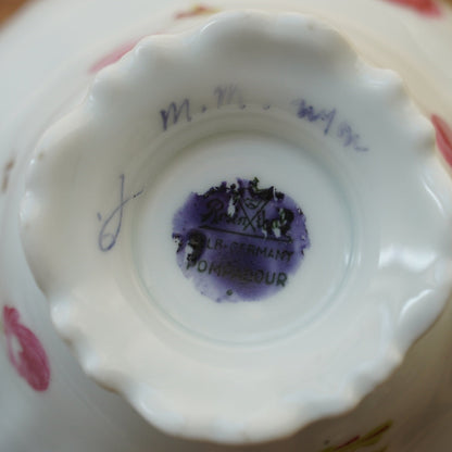 Tasse "Rosalinde" en porcelaine allemande fleurie et dorée peinte à la main Rosenthal modèle Pompadour