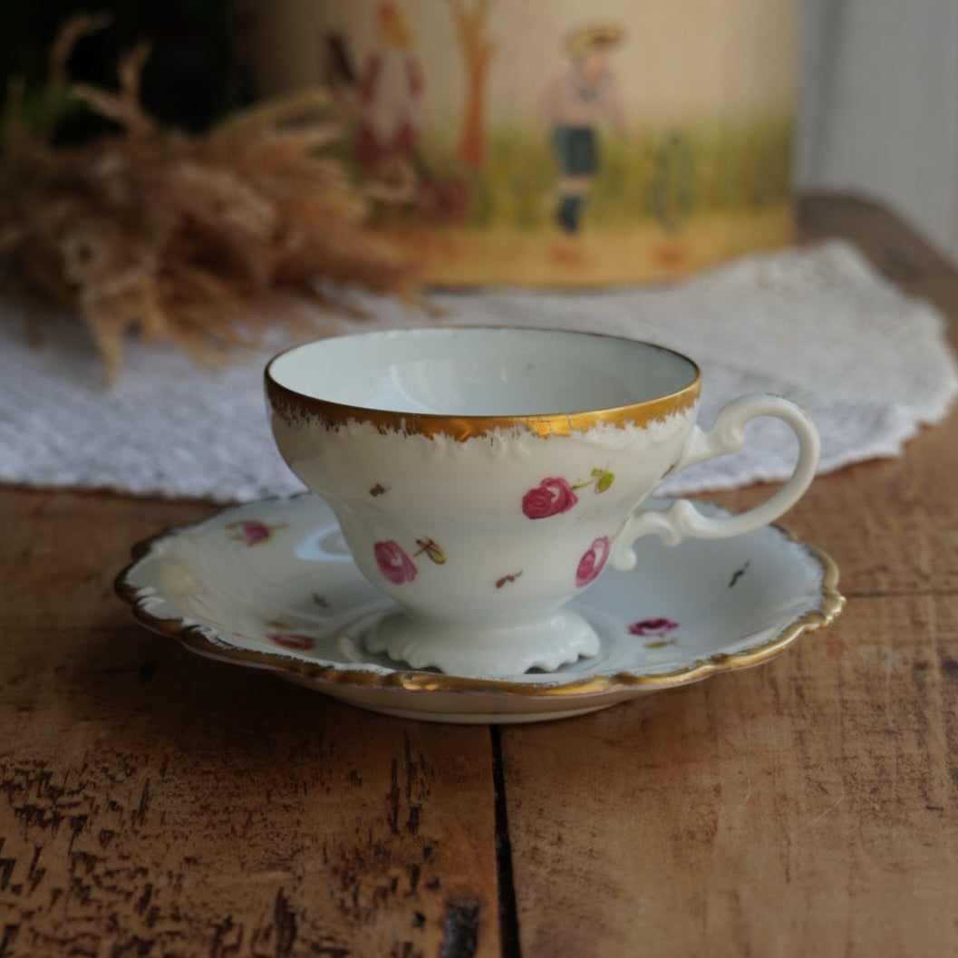 Tasse "Rosalinde" en porcelaine allemande fleurie et dorée peinte à la main Rosenthal modèle Pompadour