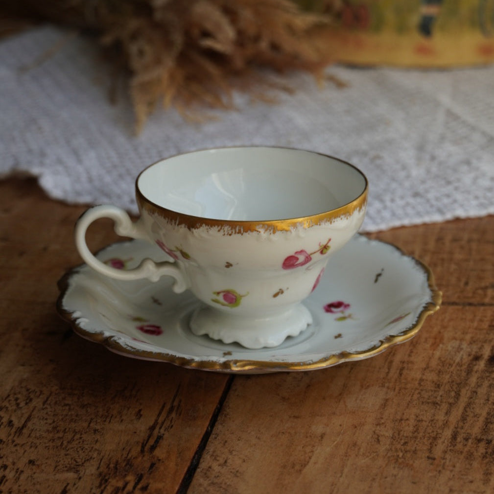 Tasse "Rosalinde" en porcelaine allemande fleurie et dorée peinte à la main Rosenthal modèle Pompadour