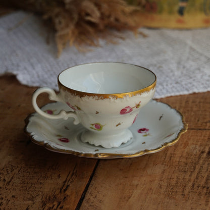 Tasse "Rosalinde" en porcelaine allemande fleurie et dorée peinte à la main Rosenthal modèle Pompadour