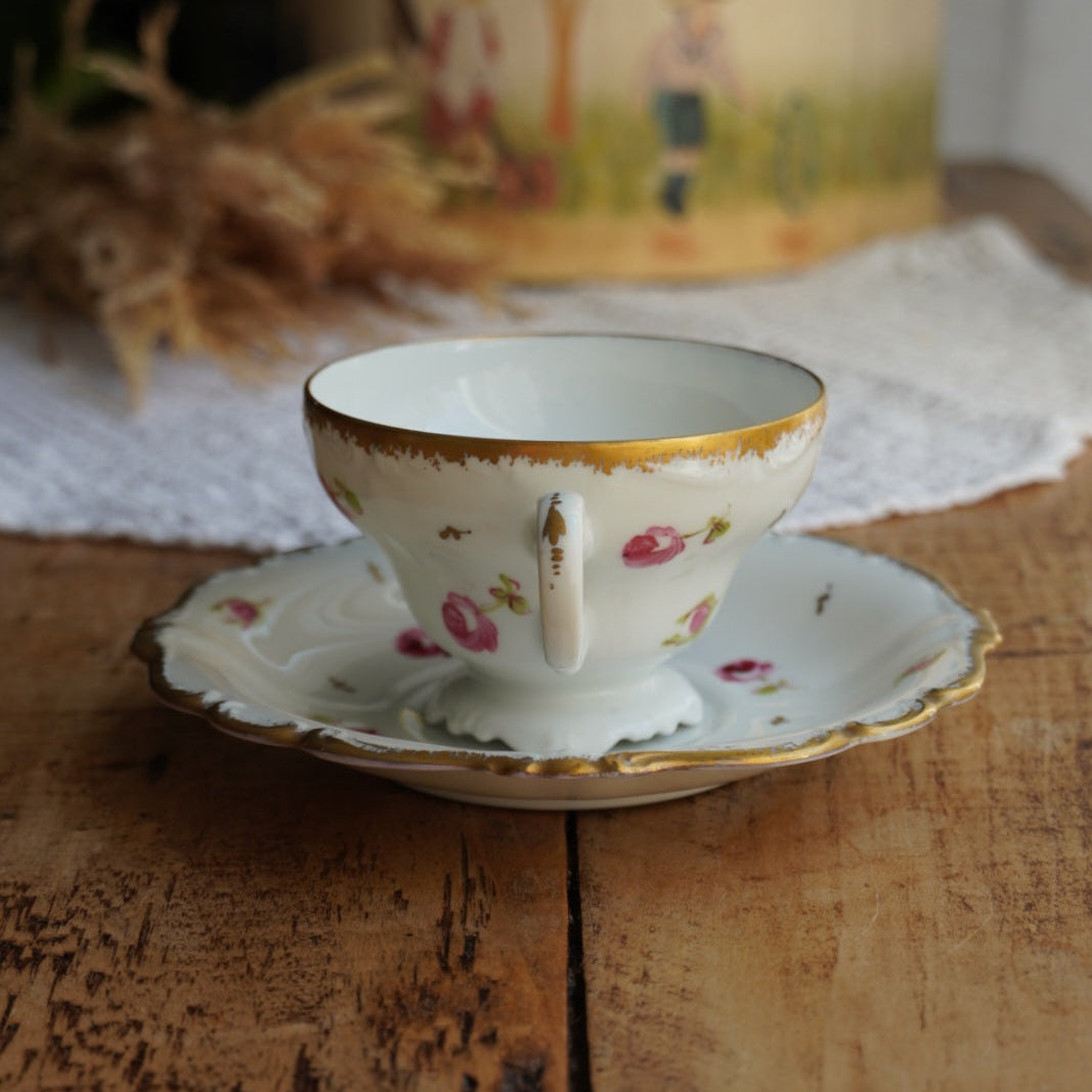 Tasse "Rosalinde" en porcelaine allemande fleurie et dorée peinte à la main Rosenthal modèle Pompadour