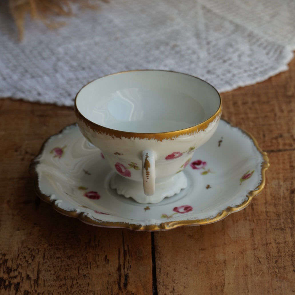 Tasse "Rosalinde" en porcelaine allemande fleurie et dorée peinte à la main Rosenthal modèle Pompadour