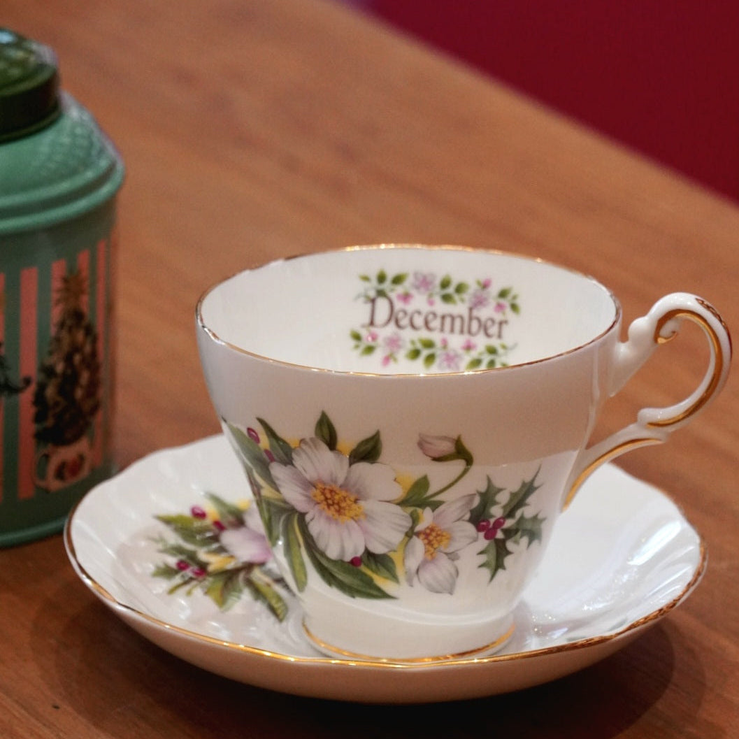 Case n°1 | Tasse "décembre" en porcelaine anglaise Regency & boîte de thé noir "Christmas Tea" 125g Betjeman & Barton