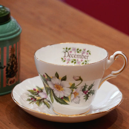 Case n°1 | Tasse "décembre" en porcelaine anglaise Regency & boîte de thé noir "Christmas Tea" 125g Betjeman & Barton