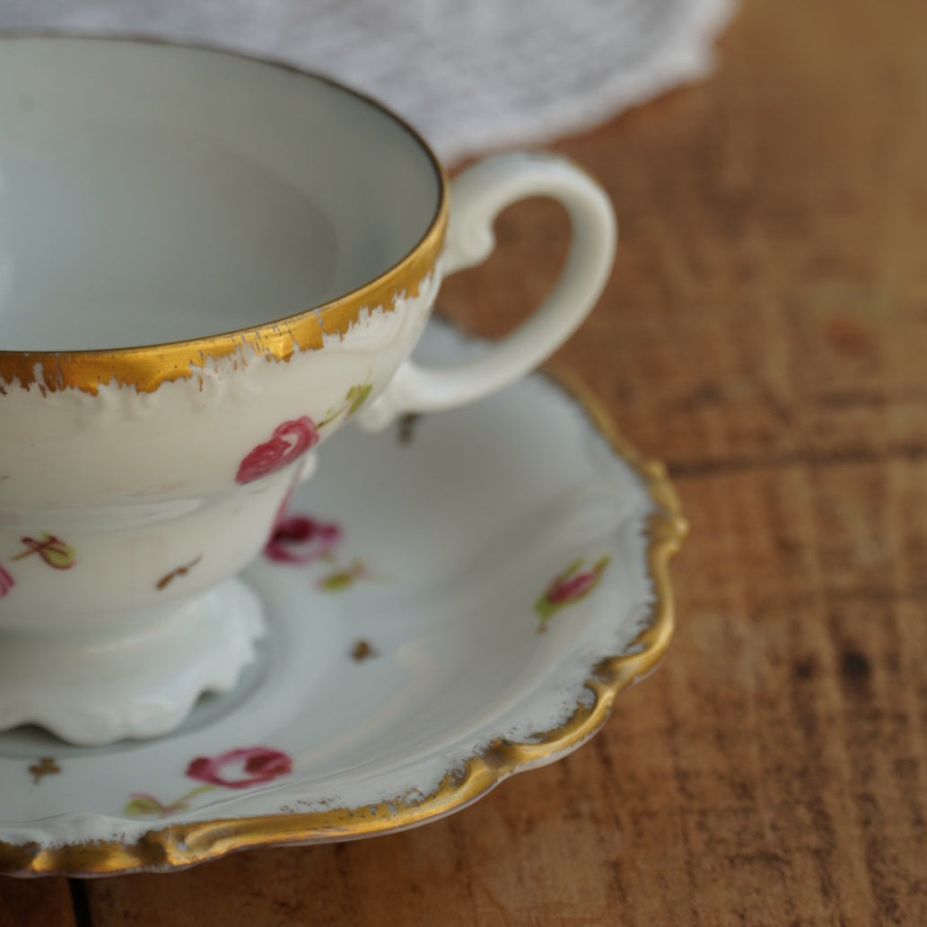 Tasse "Rosalinde" en porcelaine allemande fleurie et dorée peinte à la main Rosenthal modèle Pompadour