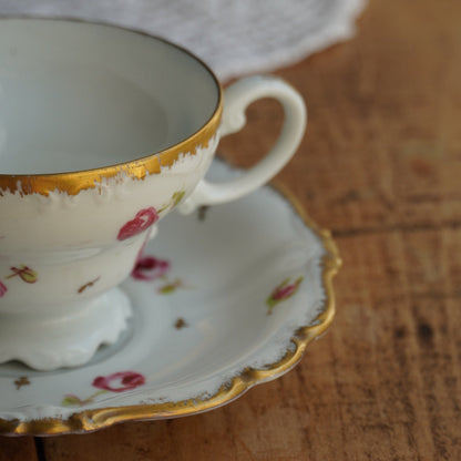 Tasse "Rosalinde" en porcelaine allemande fleurie et dorée peinte à la main Rosenthal modèle Pompadour