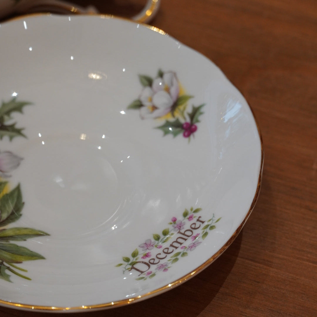 Case n°1 | Tasse "décembre" en porcelaine anglaise Regency & boîte de thé noir "Christmas Tea" 125g Betjeman & Barton