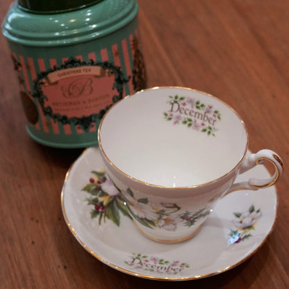 Case n°1 | Tasse "décembre" en porcelaine anglaise Regency & boîte de thé noir "Christmas Tea" 125g Betjeman & Barton
