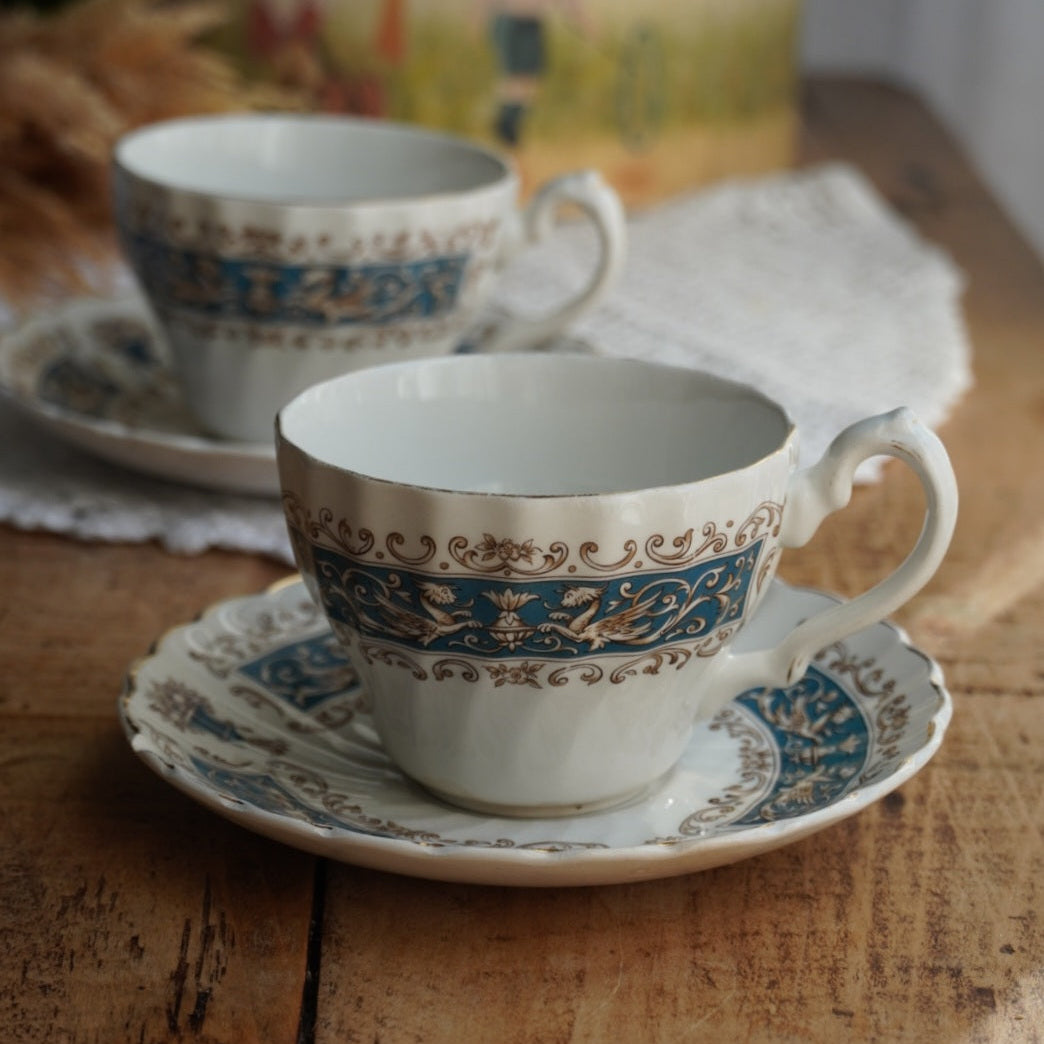 Tête-à-tête de tasses "Blue" en faïence anglaise torsadée avec couronne bleutée Myott modèle Rialto Blue