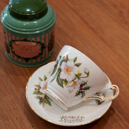 Case n°1 | Tasse "décembre" en porcelaine anglaise Regency & boîte de thé noir "Christmas Tea" 125g Betjeman & Barton