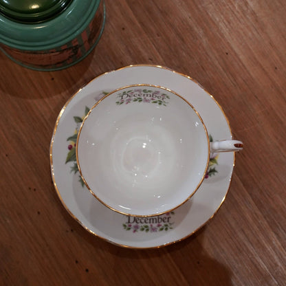 Case n°1 | Tasse "décembre" en porcelaine anglaise Regency & boîte de thé noir "Christmas Tea" 125g Betjeman & Barton