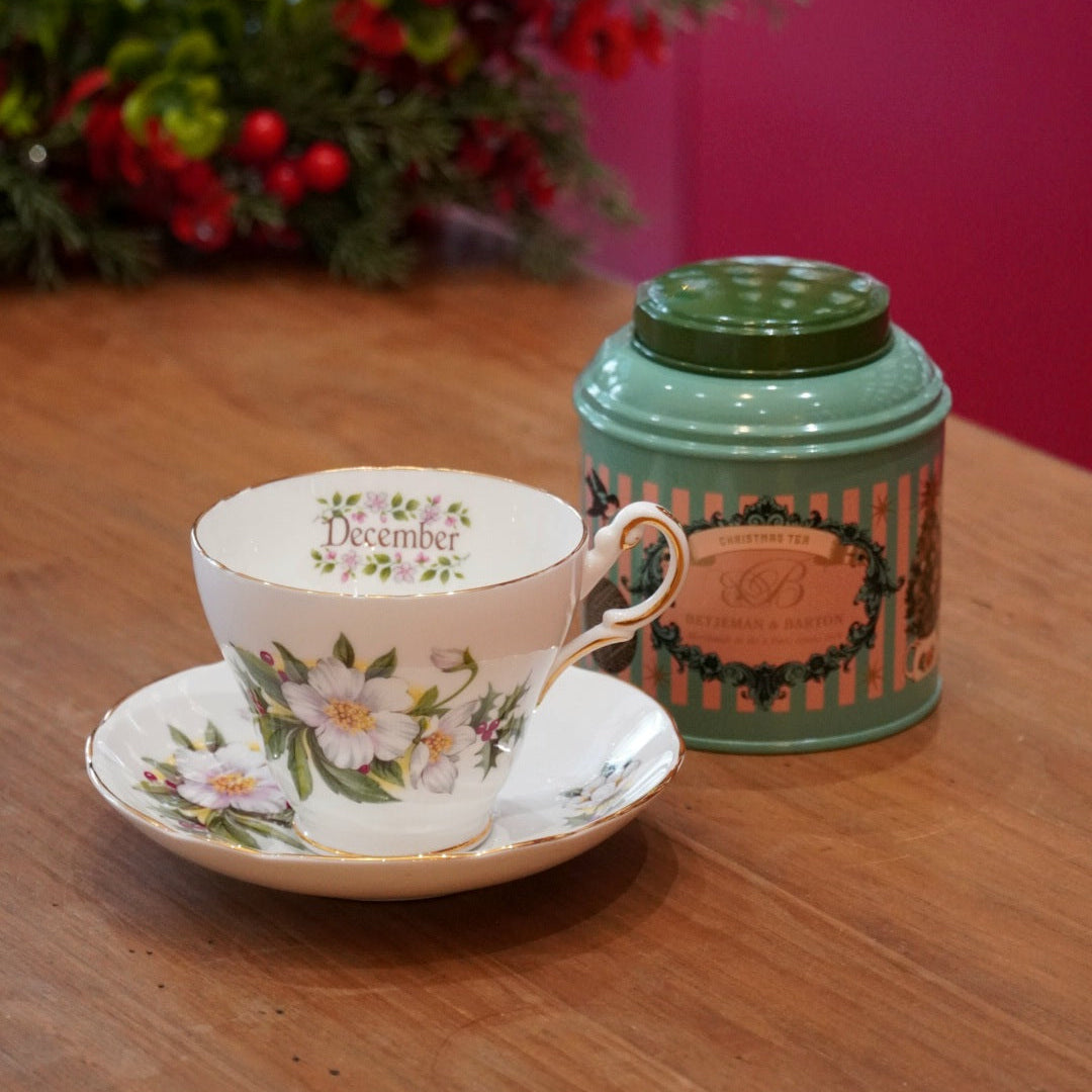 Case n°1 | Tasse "décembre" en porcelaine anglaise Regency & boîte de thé noir "Christmas Tea" 125g Betjeman & Barton