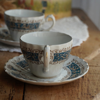 Tête-à-tête de tasses "Blue" en faïence anglaise torsadée avec couronne bleutée Myott modèle Rialto Blue