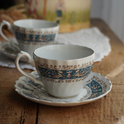 Tête-à-tête de tasses "Blue" en faïence anglaise torsadée avec couronne bleutée Myott modèle Rialto Blue